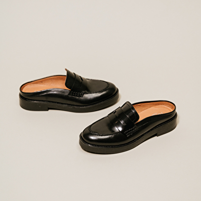 Flat heel loafers with round toe in black shiny leather | alise