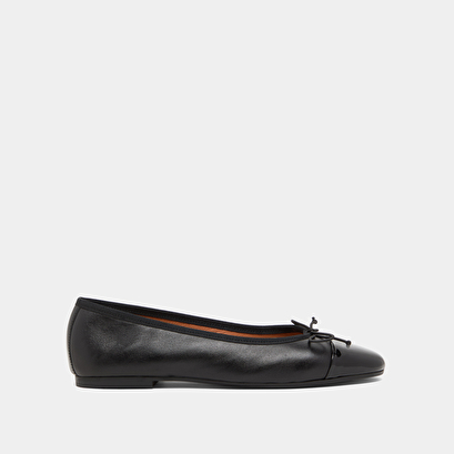 Ballerinas with flat heels and bows in black patent leather | DAXI