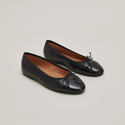 Ballerinas with flat heels and bows in black patent leather | DAXI