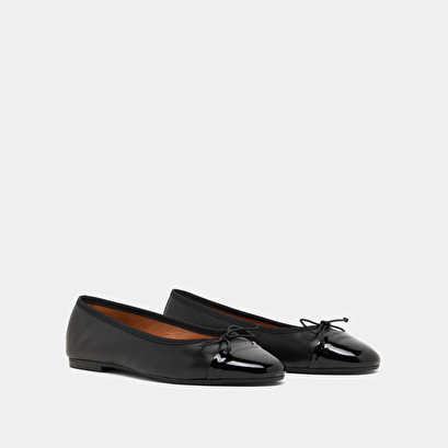 Ballerinas with flat heels and bows in black patent leather | DAXI