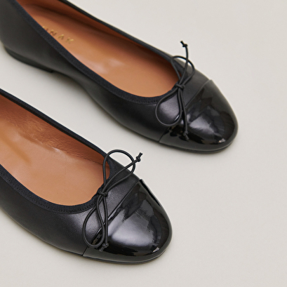 Ballerinas with flat heels and bows in black patent leather | DAXI