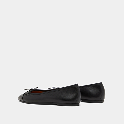 Ballerinas with flat heels and bows in black patent leather | DAXI
