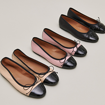Ballerinas with flat heels and bows in black patent leather | DAXI