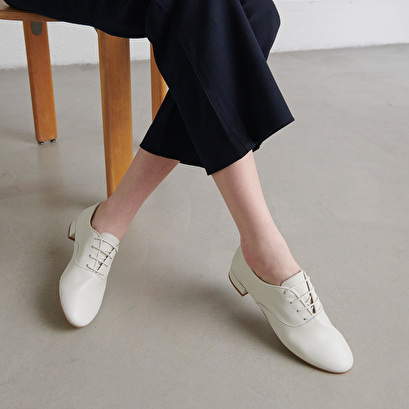 Flat heel richelieus in ecru leather | ADENISE