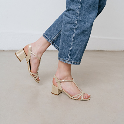 Sandals with heels and open toes in platinum laminated velvet | adelia