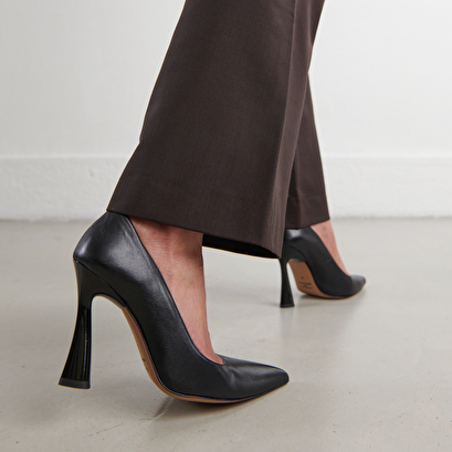 High heel pumps in black leather | DABATE