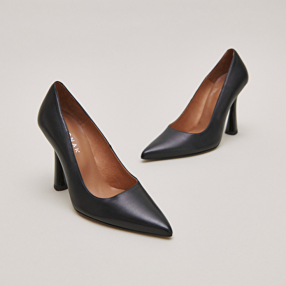 High heel pumps in black leather | DABATE