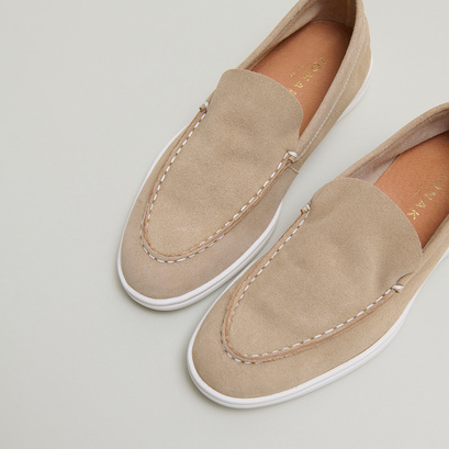 Closed toe loafers in beige suede | ORLANE