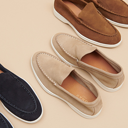 Closed toe loafers in beige suede | ORLANE