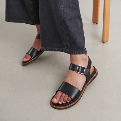 Sandals with straps and open toes in black leather | acco