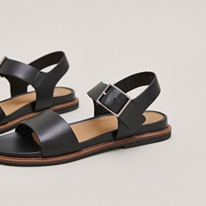 Sandals with straps and open toes in black leather | acco