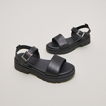 Platform sandals with straps in black leather | ask
