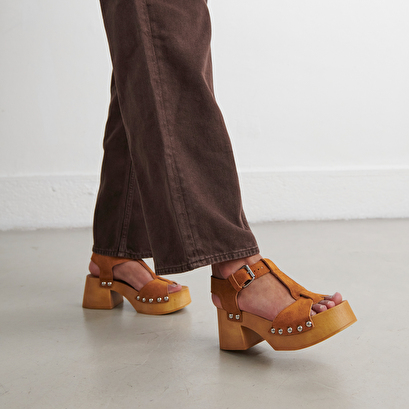 Platform sandals with open toe in a cognac suede | ELEONORE