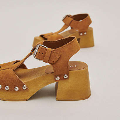 Platform sandals with open toe in a cognac suede | ELEONORE