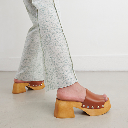 Platform mules with open toes in cognac leather | ELENA