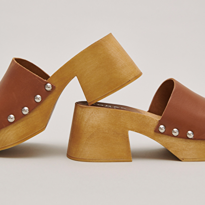 Platform mules with open toes in cognac leather | ELENA