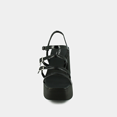 Sandals with straps and platforms black