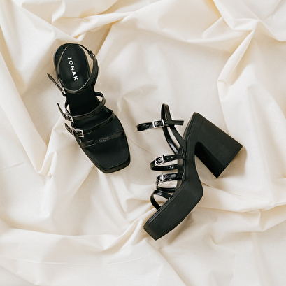 Sandals with straps and platforms black