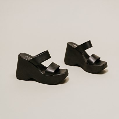 Wedge mules with straps in black leather | priscilla
