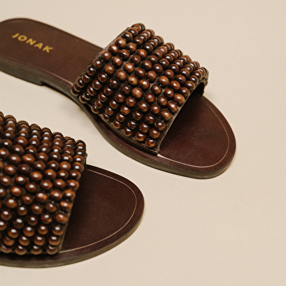 Flat mules with pearls in brown leather | walk
