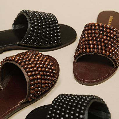 Flat mules with pearls in brown leather | walk