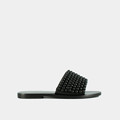 Flat mules with pearls in black leather | walk