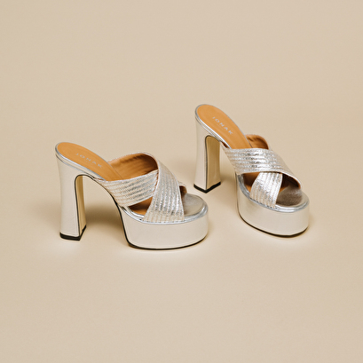Cross-strap mules with platforms in silver metallic raffia | jackie