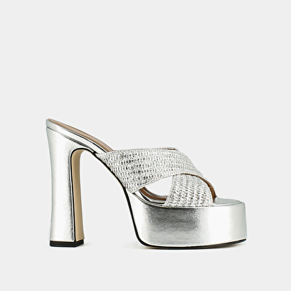 Cross-strap mules with platforms in silver metallic raffia | jackie