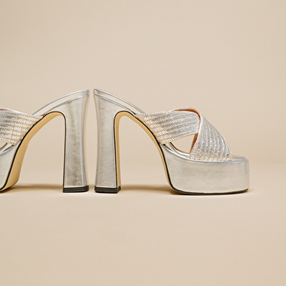 Cross-strap mules with platforms in silver metallic raffia | jackie