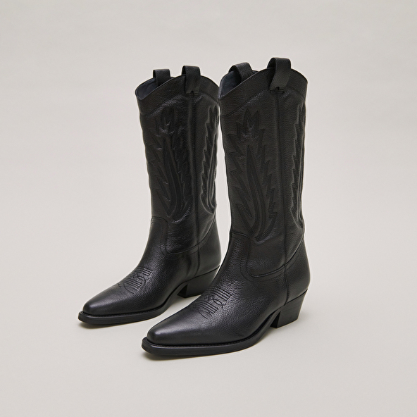 Pointed toe boots with exposed stitching in black grained leather | DELEA