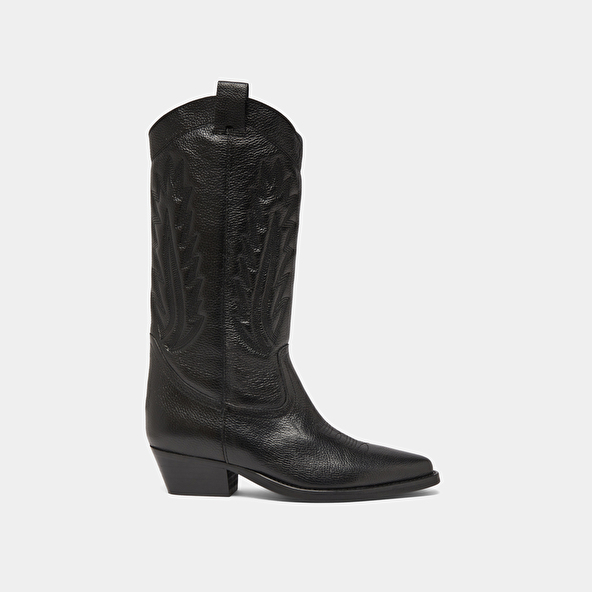 Pointed toe boots with exposed stitching in black grained leather | DELEA