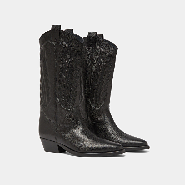 Pointed toe boots with exposed stitching in black grained leather | DELEA