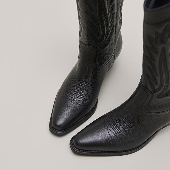 Pointed toe boots with exposed stitching in black grained leather | DELEA