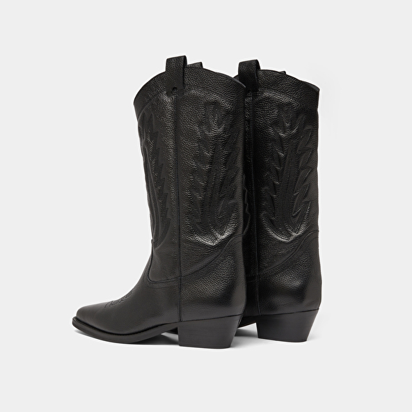 Pointed toe boots with exposed stitching in black grained leather | DELEA
