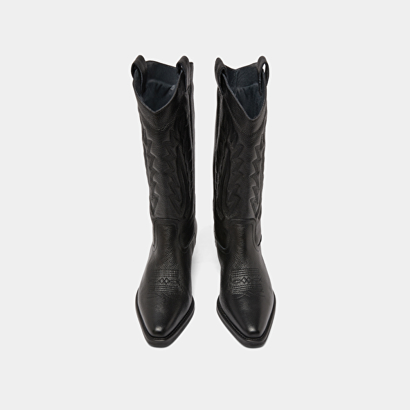 Pointed toe boots with exposed stitching in black grained leather | DELEA