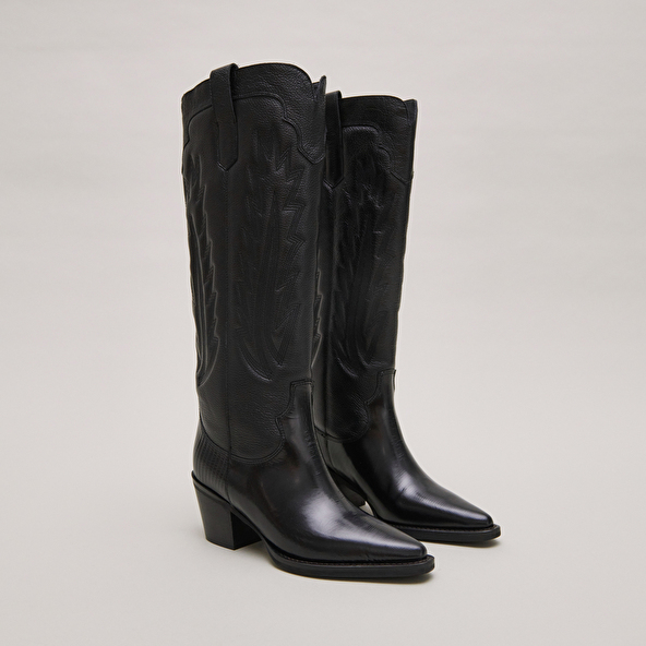 Boots with thick heels and visible stitching in black grained leather | DILO