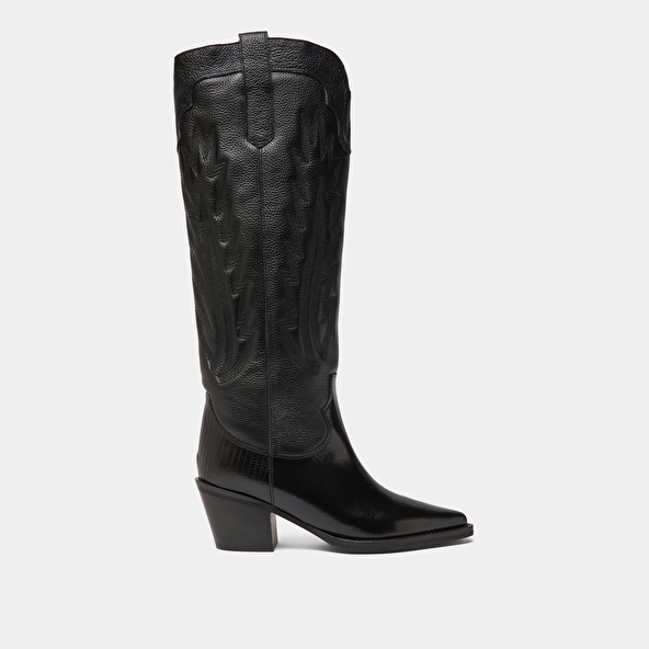 Boots with thick heels and visible stitching in black grained leather | DILO