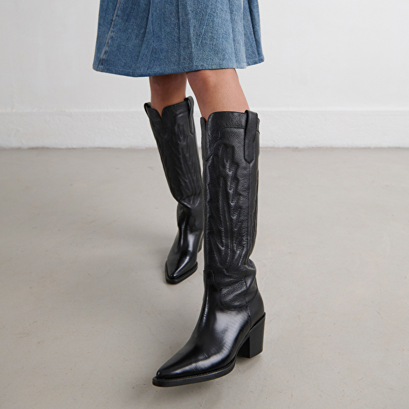 Boots with thick heels and visible stitching in black grained leather | DILO