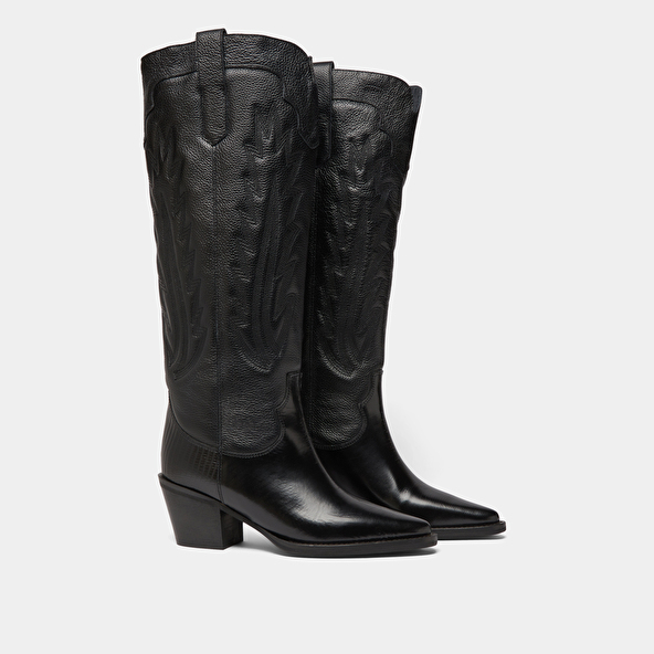 Boots with thick heels and visible stitching in black grained leather | DILO