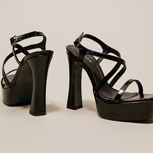 Platform sandals with crossed straps in black pleated leather | BOECIA