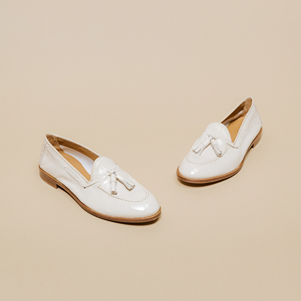 Round toe loafers with pompons in pleated patent ecru | TIPHAINE