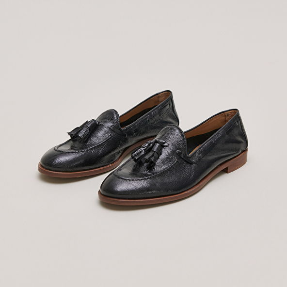 Round toe loafers with pompons in black pleated patent | TIPHAINE