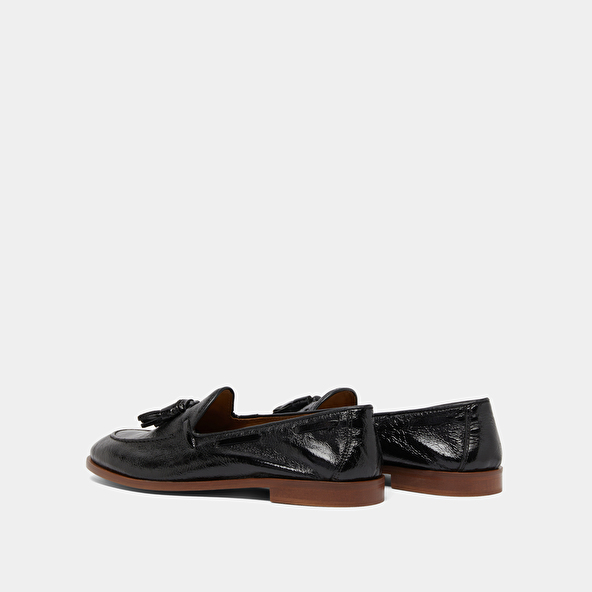 Round toe loafers with pompons in black pleated patent | TIPHAINE