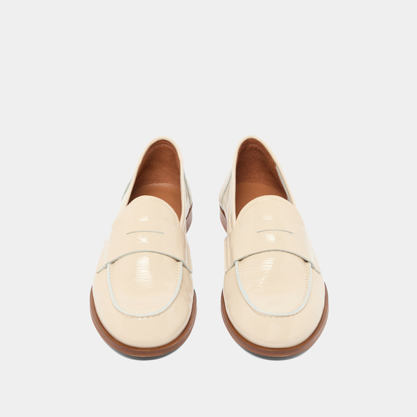 Closed toe and round loafers in pleated patent ecru | THELMA