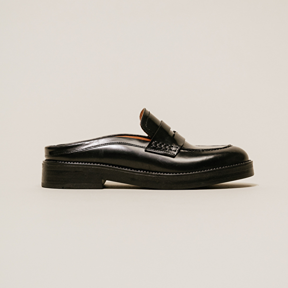 Flat heel loafers with round toe in black shiny leather | ALISE
