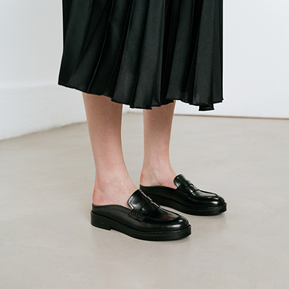 Flat heel loafers with round toe in black shiny leather | ALISE
