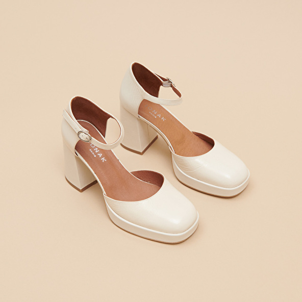 Square toe slippers with strap in ecru shiny leather | VERO