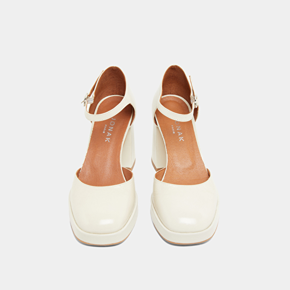 Square toe slippers with strap in ecru shiny leather | VERO