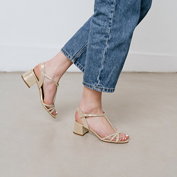 Sandals with heels and open toes in platinum laminated velvet | ADELIA