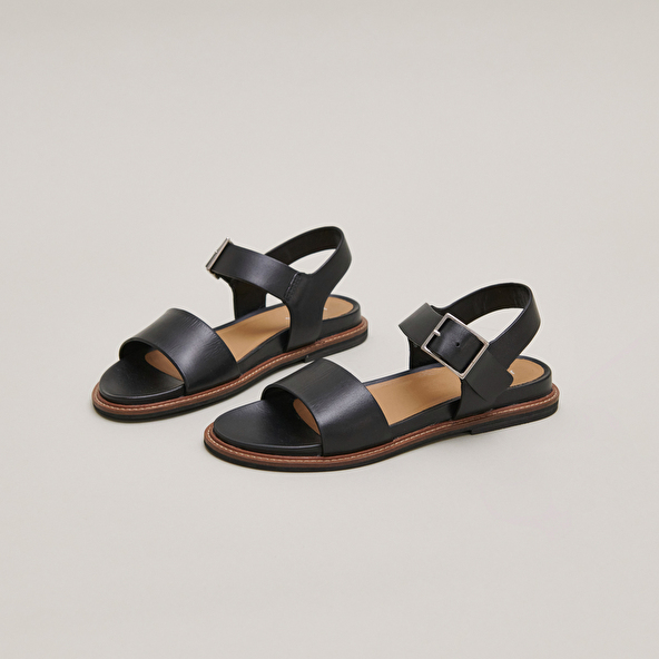 Sandals with straps and open toes in black leather | ACCO